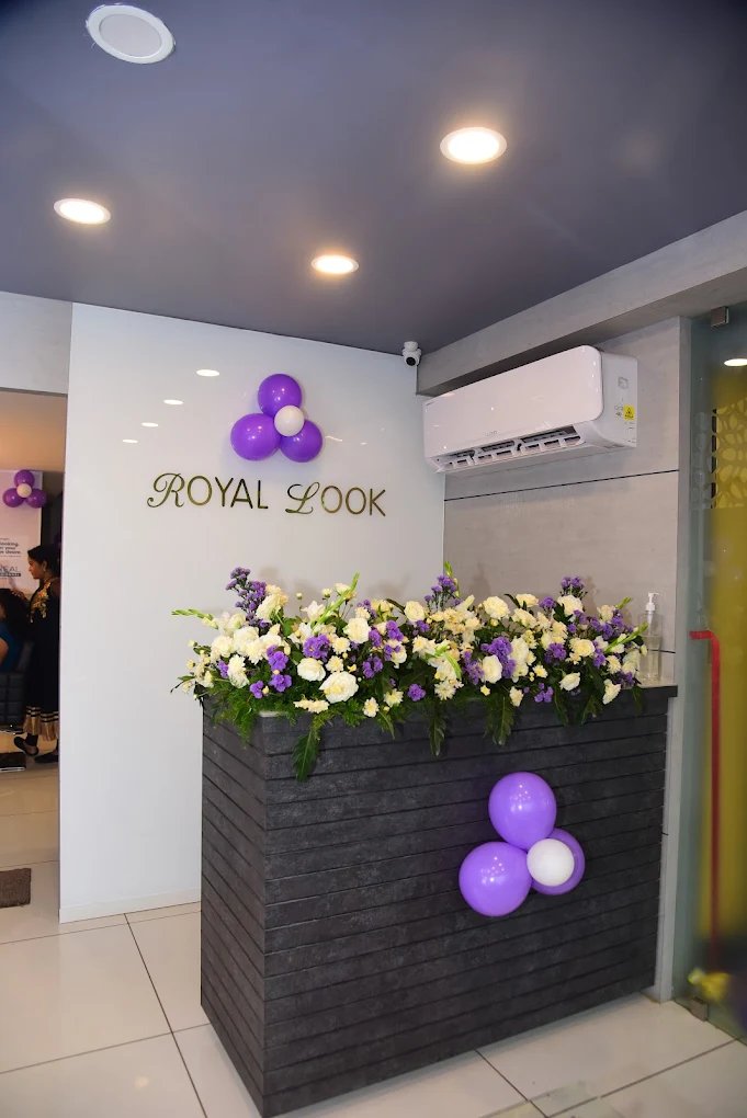 Royal Look reception with gold lettering and floral arrangement
